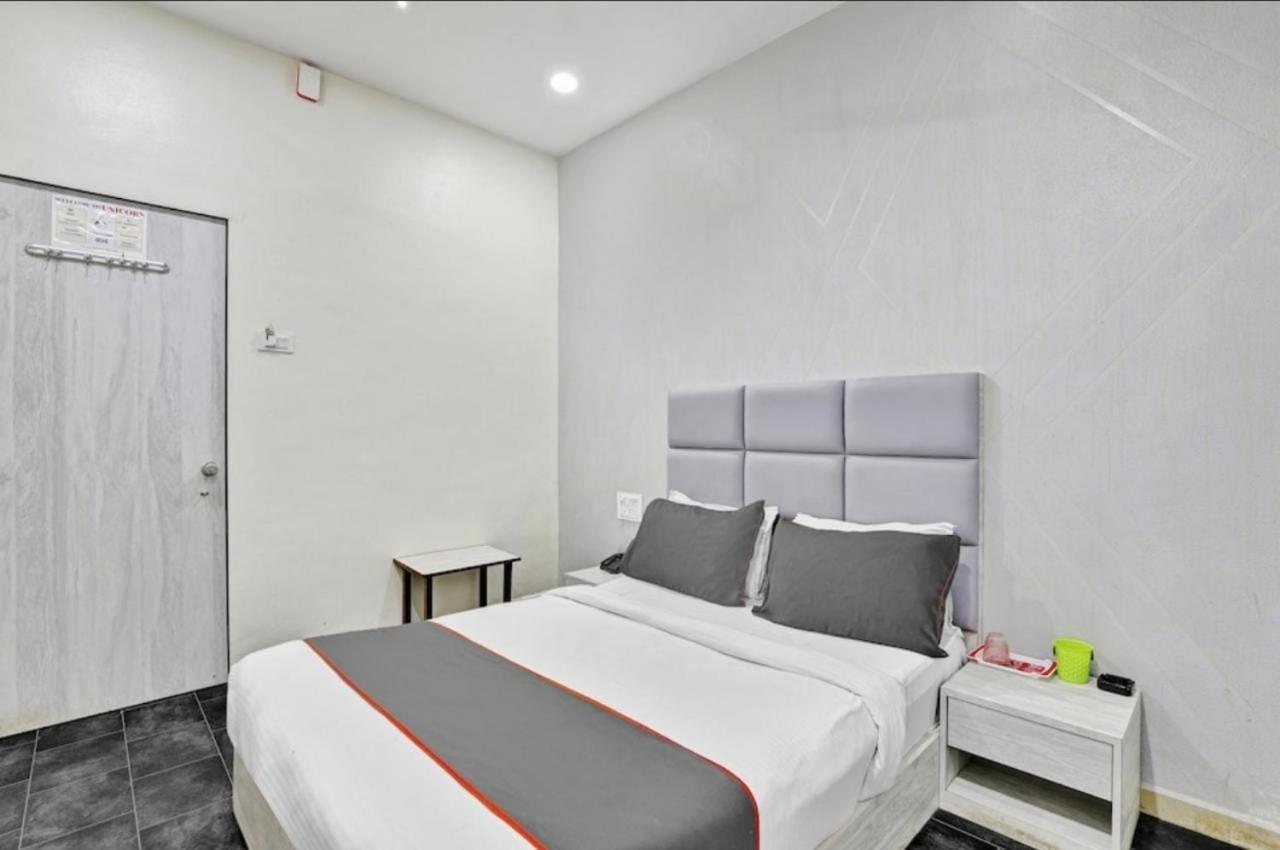 Hotel Unicorn, Surat Esterno foto