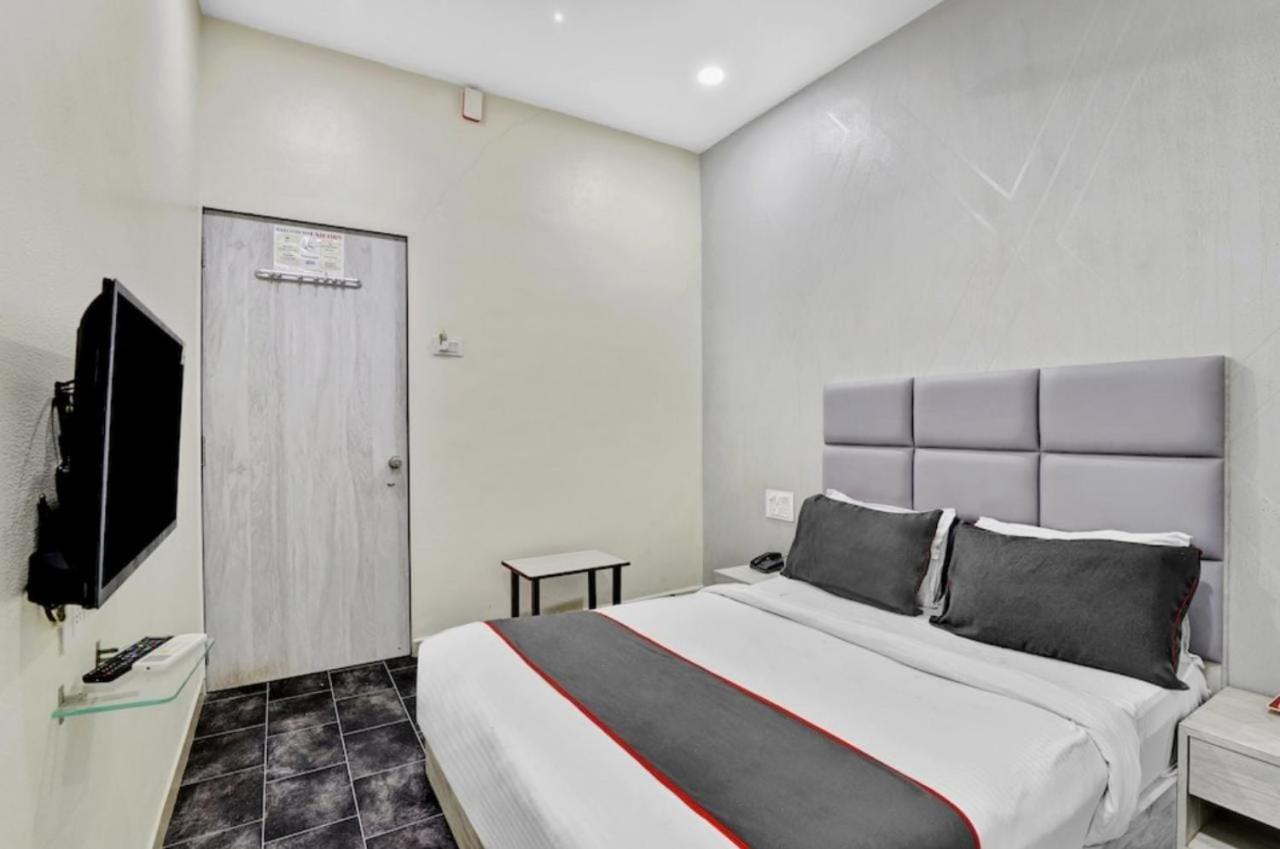 Hotel Unicorn, Surat Esterno foto