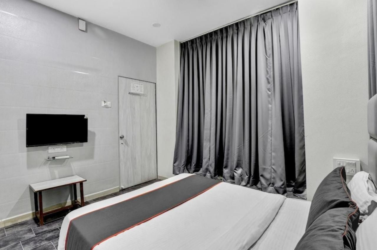 Hotel Unicorn, Surat Esterno foto