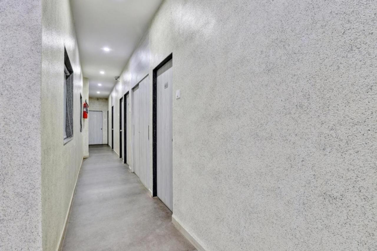 Hotel Unicorn, Surat Esterno foto