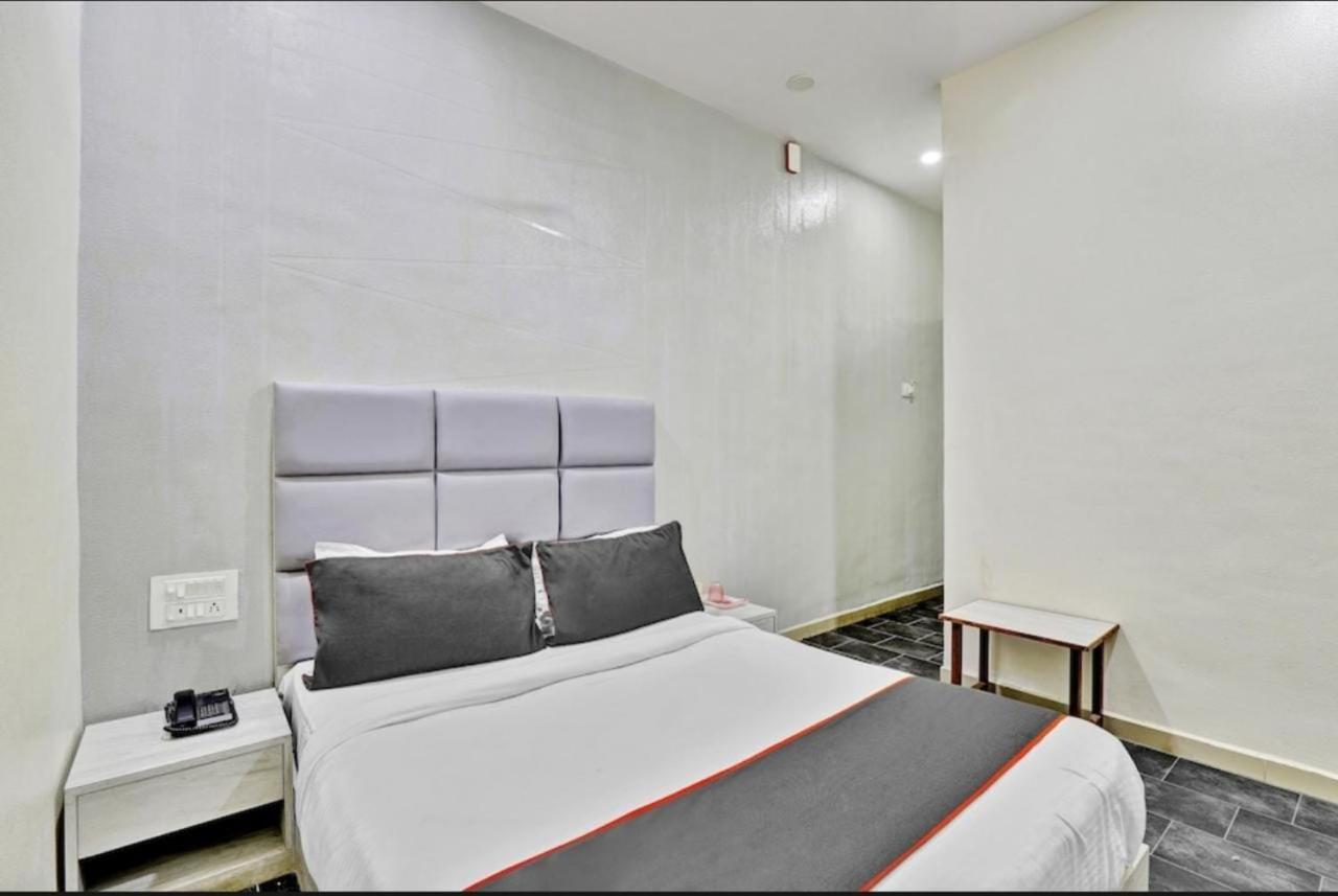 Hotel Unicorn, Surat Esterno foto